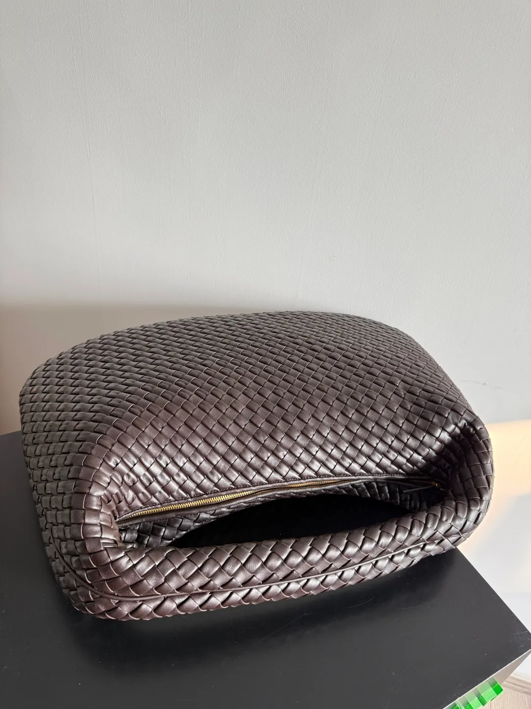 Batch 3260 Bottega Veneta Large Veneta Shoulder Bag Classic Reappearance The classic that has not been seen for many years has returned. Simple and round, soft and tough, it is reinterpreted from the perspective of modern aesthetics. The relaxed expression of the Hobo bag and the casual silhouette can be easily carried whether it is paired with commuting wear or casual style, and it shows an effortless sense of fashion~ Style number: 856739 Size: 59*39*6cm